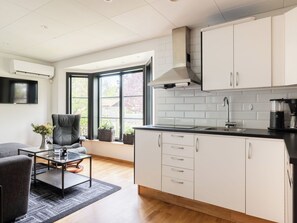 Fridge, microwave, oven, cookware/dishes/utensils