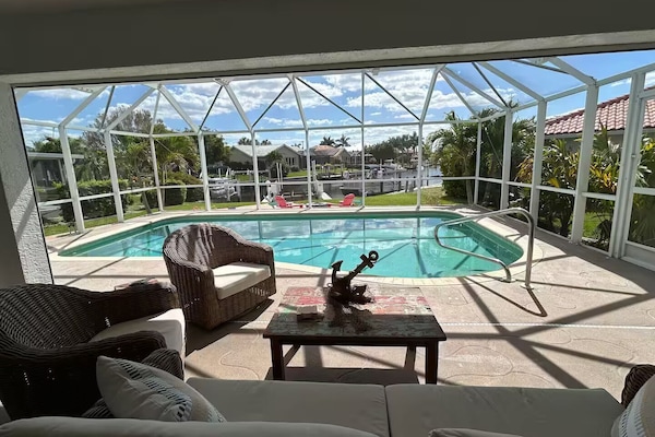 Una piscina al aire libre, una piscina climatizada