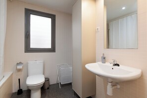 Bathroom - StayVNG Bright & Modern 2bd 111 l Centre Vilanova (Vilanova i la Geltrú)