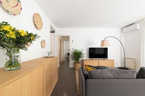 Living area - StayVNG Bright & Modern 2bd 111 l Centre Vilanova (Vilanova i la Geltrú)