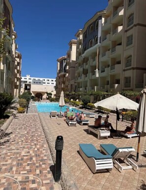 Outdoor pool - Charming 1-Bedroom with Balcony, 3 Pools, and AC in a Resort Compound, Hurghada (Hurghada)
