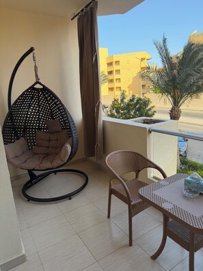 Terrace/patio - Charming 1-Bedroom with Balcony, 3 Pools, and AC in a Resort Compound, Hurghada (Hurghada)