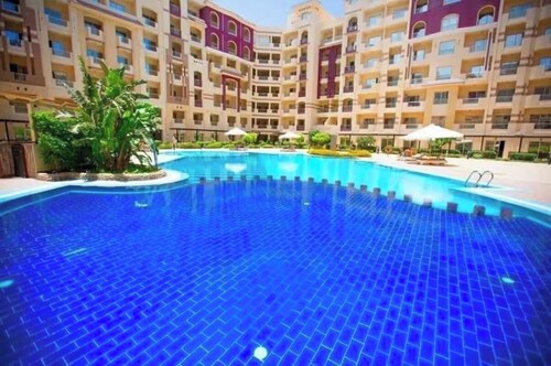 Charming 1-Bedroom with Balcony, 3 Pools, and AC in a Resort Compound, Hurghada