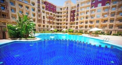 Charming 1-Bedroom with Balcony, 3 Pools, and AC in a Resort Compound, Hurghada