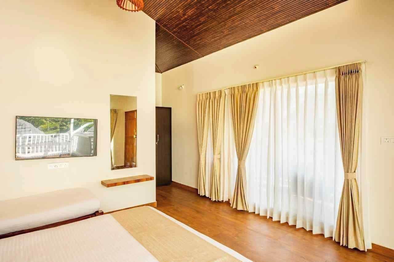 Comfort Room | Laptop workspace, blackout drapes, free WiFi