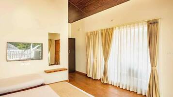 Comfort Room | Laptop workspace, blackout drapes, free WiFi