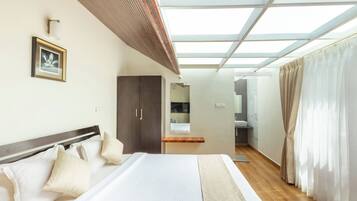 Espacio para trabajar con laptop, cortinas blackout y wifi gratis