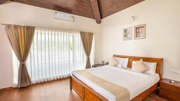 Espacio para trabajar con laptop, cortinas blackout y wifi gratis