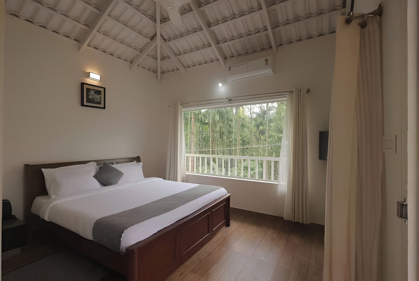 Laptop workspace, blackout curtains, free WiFi