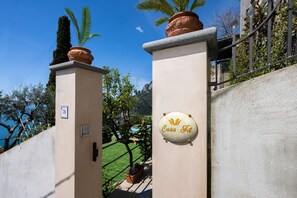 A gated entrance with a sign reading 'Casa Te' and a number '78' on a wall. - Casa Ivi | Panoramic Pool & Breathtaking View (Montepertuso)