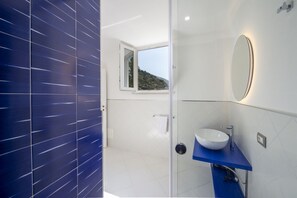 Shower, bidet, shampoo - Casa Lucente - terrace sea view (Montepertuso)
