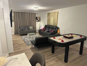Casa, 4 habitaciones, patio | Área de sala de estar