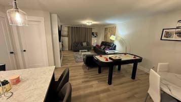 Casa, 4 quartos, varanda | Área de estar