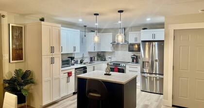 Airport Urban Oasis 4BR Family Retreat Home