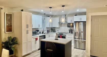 Airport Urban Oasis 4BR Family Retreat Home