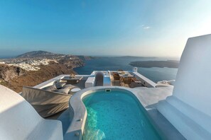 A rooftop pool with a clear view of the sea and a distant mountain. - Pura Vida Villa - Santorini (Santorini)