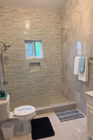 Secadora de cabello, toallas, jabón, papel de baño 