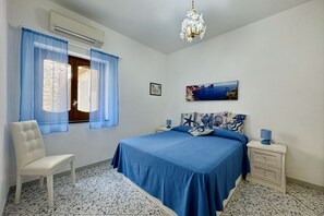 2 habitaciones, tabla de planchar con plancha y cuna de viaje 