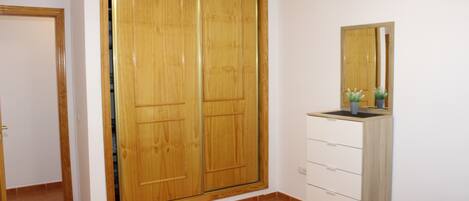 Iron/ironing board, free WiFi, bed sheets