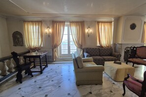 TV - Exclusive luxury penthouse located in Piazza D’Azeglio in Viareggio, on the third floor with elevator, featuring high-end finishes and a stunning panoramic sea-view terrace.The apartment, approximately 110 sqm, is arranged over two levels and enhanced  (Viareggio)