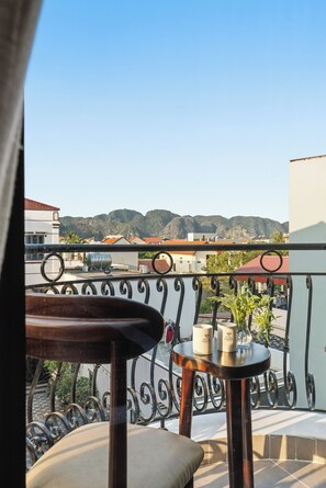 Deluxe tweepersoonskamer, uitzicht op bergen | Terrein van de accommodatie