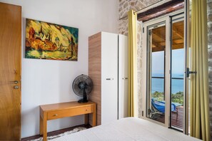 Casa, 2 habitaciones, vistas al mar | Tabla de planchar con plancha y wifi gratis