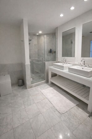 Towels, soap, toilet paper - Brickell Luxury Miami High rise, King suite, 2BD 2BA, Parking free (Miami)