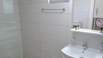 Tremannsrom, balkong | Bad