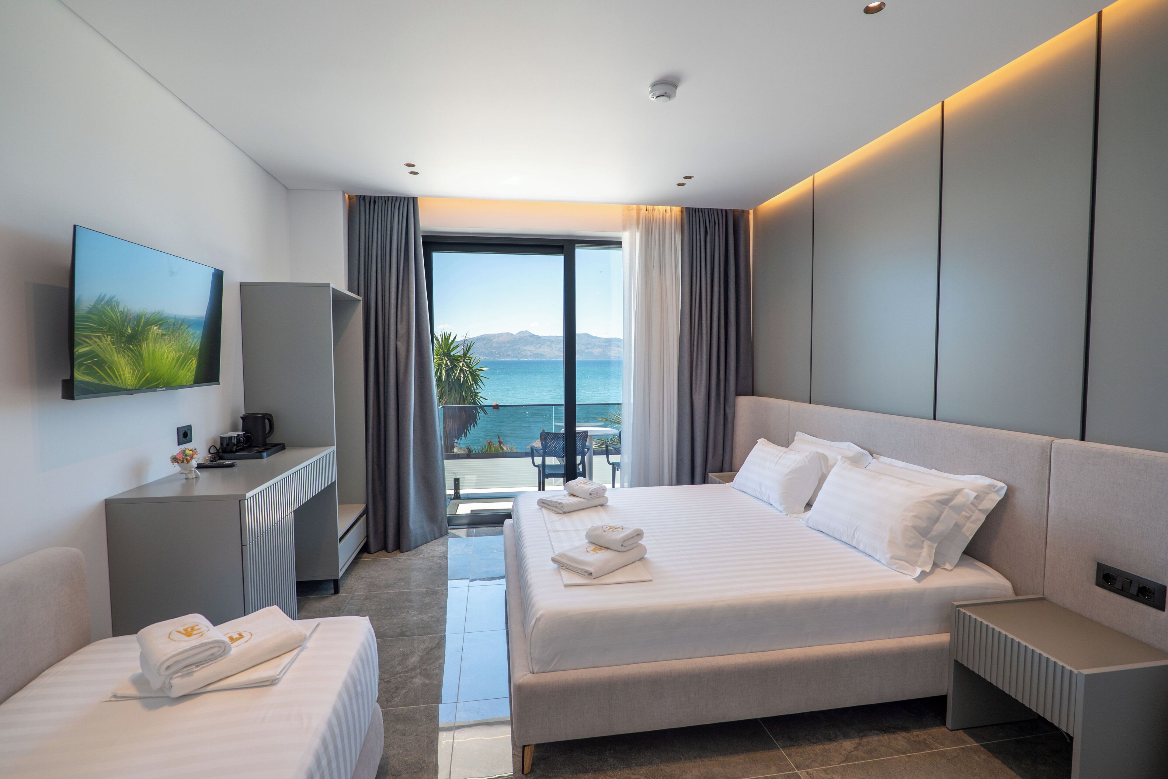 Quarto triplo, sacada | Wi-Fi de cortesia, roupa de cama