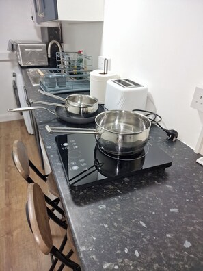 Private kitchen - NightRest Homes Studio Parking +5 Minutes AirPort (Luton)