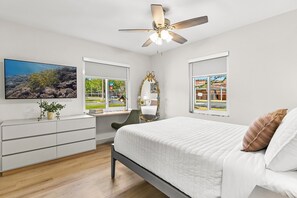 1 Schlafzimmer, Schreibtisch, Bügeleisen/Bügelbrett, Reisekinderbett