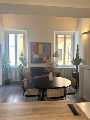 Dining - Vrbo Property (Roma)