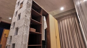 Luxury Suite, Balcony, Mountain View | Interior - Beposo Wellness Resort (Aburi)