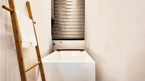 Luxury Suite, Balcony, Mountain View | Bathroom - Beposo Wellness Resort (Aburi)