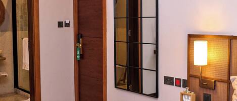 Deluxe Suite | In-room safe, iron/ironing board, free WiFi