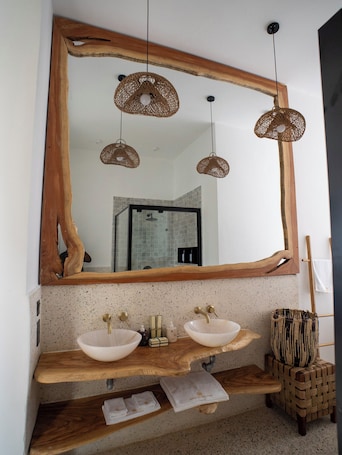 Signature Suite | Bathroom. Beposo Wellness Resort