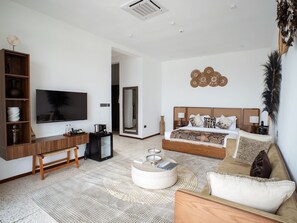 Signature Suite | In-room safe, iron/ironing board, free WiFi