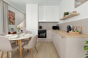 Kylskåp, mikrovågsugn, ugn och spishäll