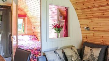 1 bedroom, bed sheets