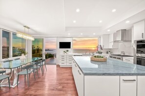 Fridge, microwave, oven, stovetop - Whale Watch Paradise (San Diego)