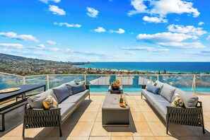 Outdoor dining - Whale Watch Paradise (San Diego)