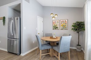 Dining - Entire house in Destin with AC,Walk to Beach,Private Deeded Access,Pet-Friendly (Destin)