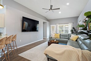 Living area - Entire house in Destin with AC,Walk to Beach,Private Deeded Access,Pet-Friendly (Destin)