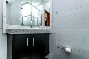 Bathroom -  Leme 3 Quartos Conforto 2 min Praia (Rio de Janeiro)