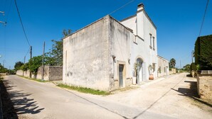 Un bâtiment à deux étages, doté d’une façade blanche, d’une petite entrée et d’une porte bien visible.