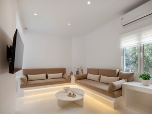 A modern living room with two sofas, a coffee table, and a TV. - Victoria s Relax House (Paros)