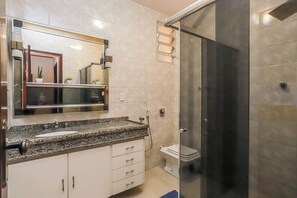 Apartment | Bathroom - Leme 2 quartos amplo 2 min praia (Rio de Janeiro)
