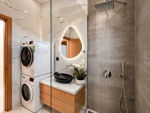 Shower, hair dryer, towels, soap - 3-bedroom villa in the sea side in Kalives with private Jacuzzi for five (Kalyves)