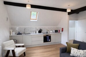 Private kitchen - Owls Roost | 2-Bedroom Apartment | Sleeps 5 (Stratford upon Avon)