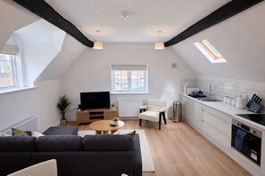 Living area - Owls Roost | 2-Bedroom Apartment | Sleeps 5 (Stratford upon Avon)